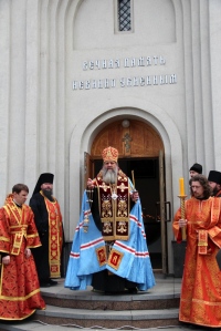 В день Радоницы митрополит Артемий совершил панихиду на Центральном кладбище
