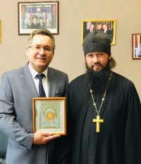 Секретарь Хабаровской епархии поздравил руководителя краевой филармонии с 65-летием