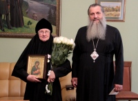 Митрополит Артемий наградил медалью преподобной Евфросинии сотрудницу Хабаровской епархии