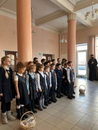 Учащиеся Русской классической школы посетили раненных воинов с концертной программой