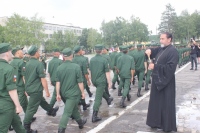 Хабаровский священник благословил новобранцев на несение воинского служения