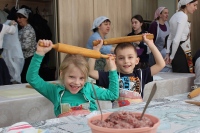 Кулинарный мастер-класс по лепке пельменей объединил учеников воскресной школы и их родителей