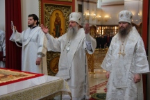 В Лазареву субботу владыка Артемий совершил Божественную литургию в Спасо-Преображенском кафедральном соборе 16 апреля 2022 года