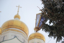 Рождественская елка украшена на площади Славы напротив Спасо-Преображенского кафедрального собора 28 декабря 2022 года
